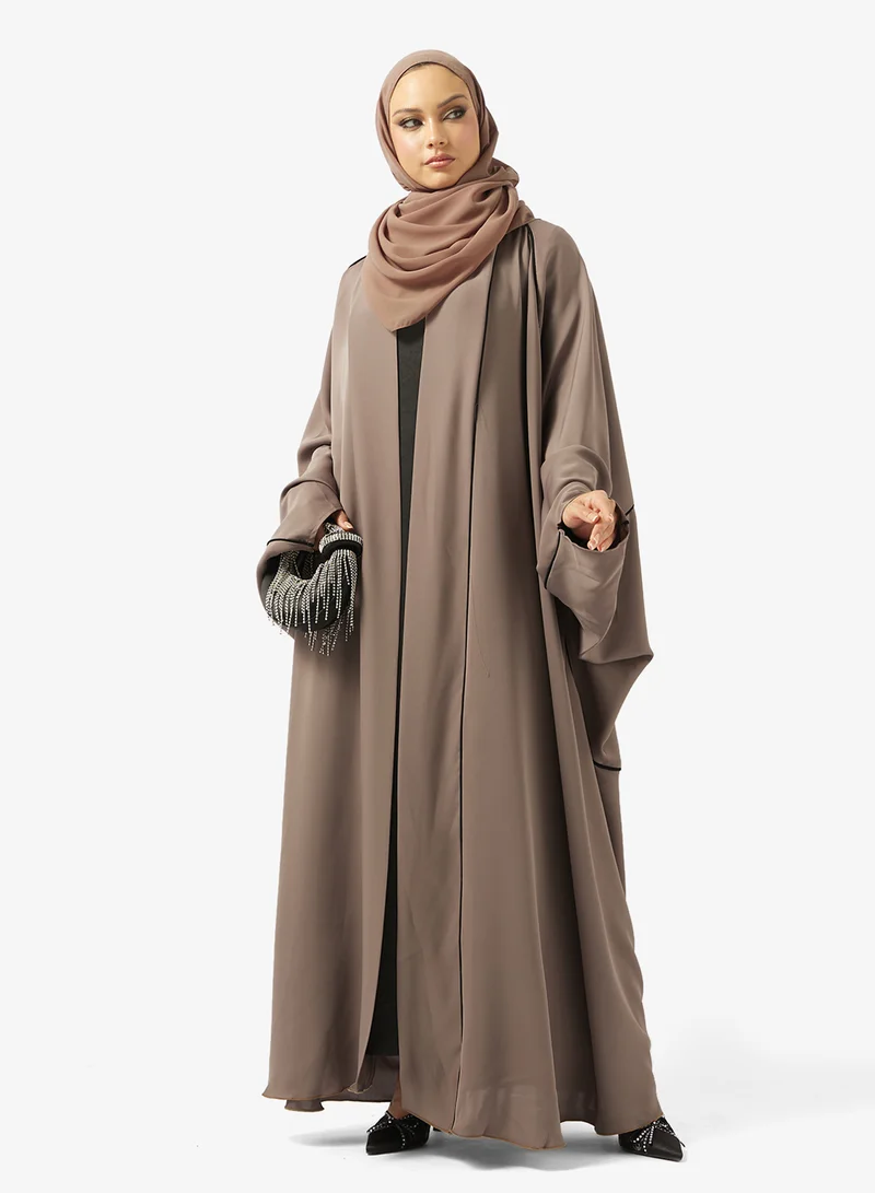 هيا كلوزيت عباية مزينة بقصة واسعة مع ياقة عالية